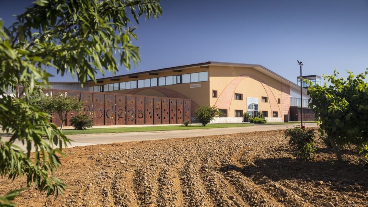 Bodegas Gordonzello es un referente dentro del mundo del vino. Y también un lugar en el que el enoturismo ofrece un escenario ideal. En este verano con multitud de propuestas que maridan el vino con la gastronomía, la cultura y la música.