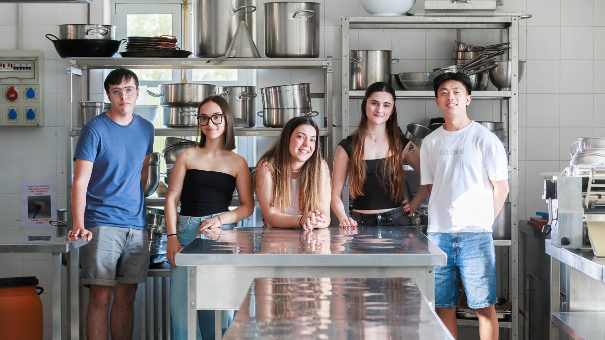 Los cinco estudiantes del CIFP Ciudad de León en la cocina del área de Hostelería y Turismo en San Cayetano.