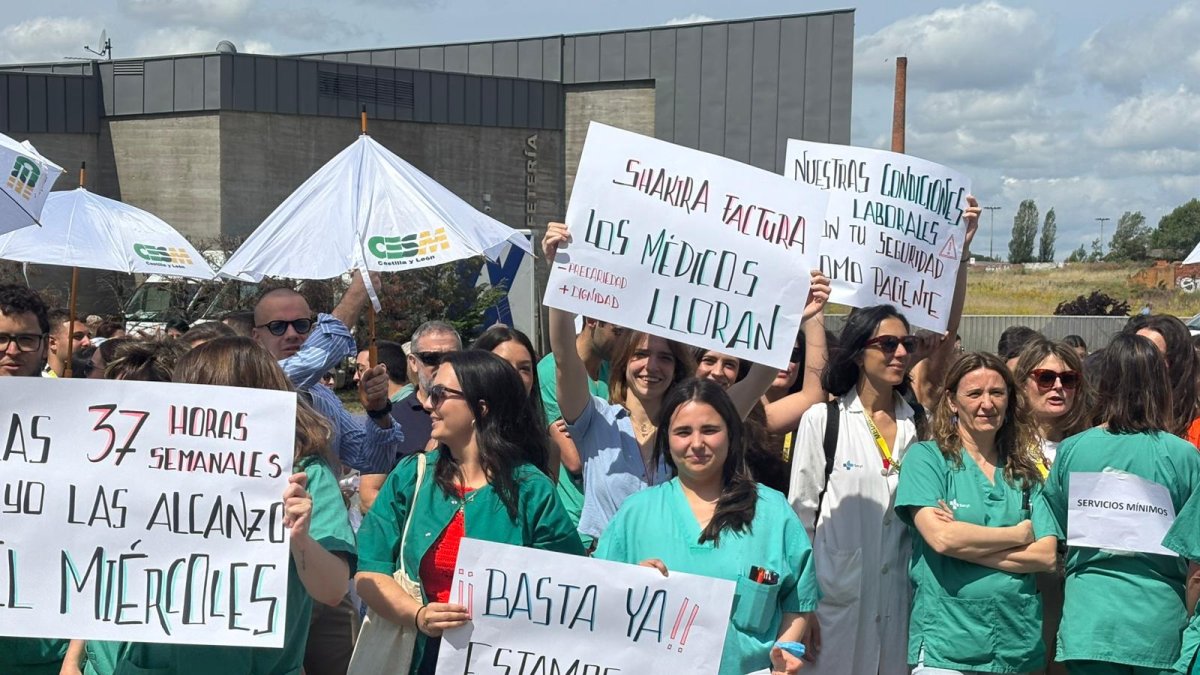 Concentración de médicos frente al Hospital de León.