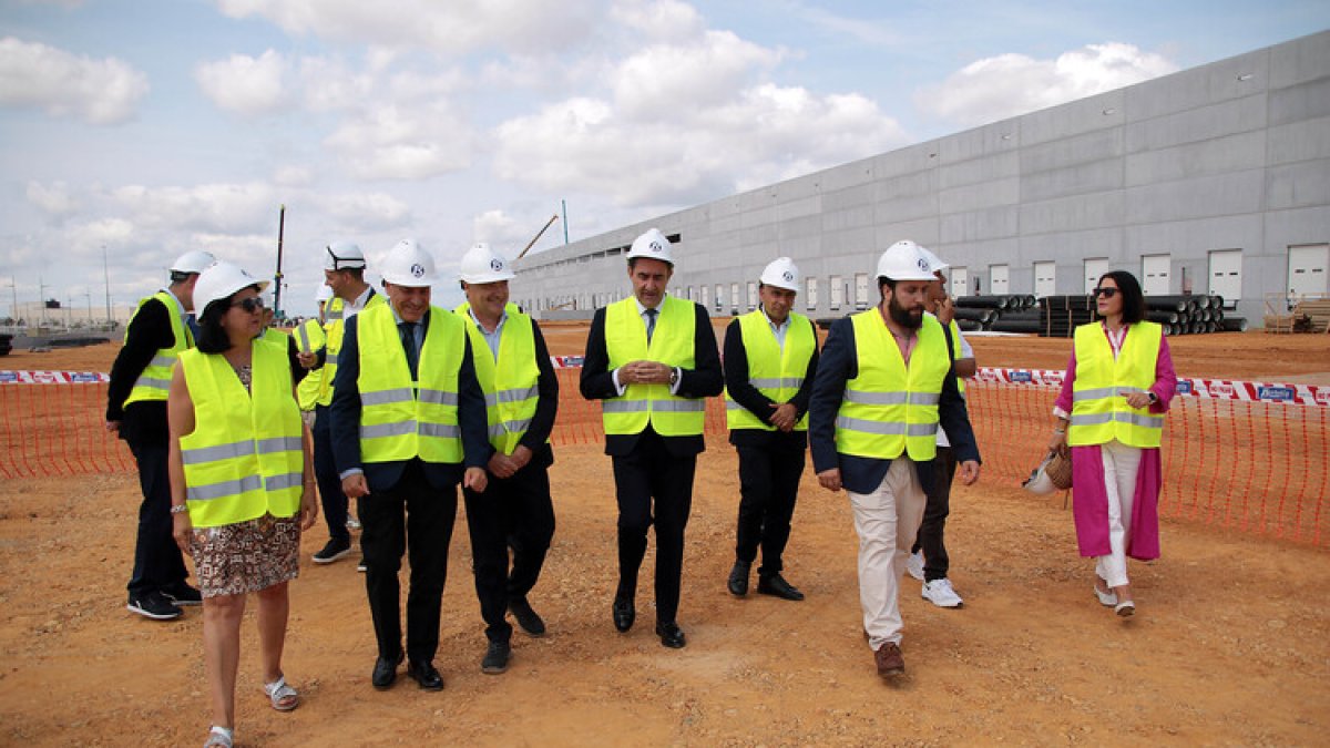 Los consejeros Fernández Carriedo y Suárez--Quiñones visitaron las obras de la planta logísstica de Dia en Villadangos.