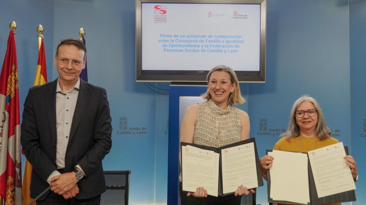 Firma del protocolo, ayer en Valladolid.