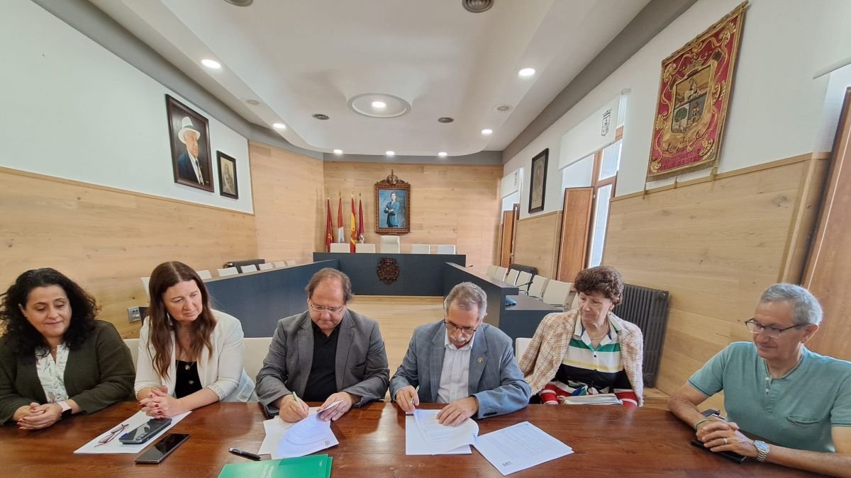 Un momento de la firma del convenio en el salón de plenos.
