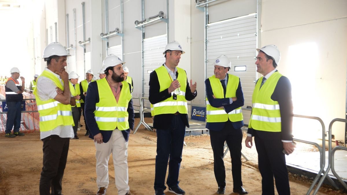 Los consejeros visitaron ayer las obras del centro logístico de Dia en el polígono de Villadangos.