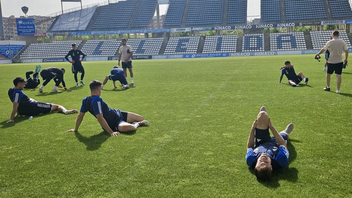 La plantilla de la Deportiva, preparando el partido este sábado en el Camp d'Esports de Lleida.