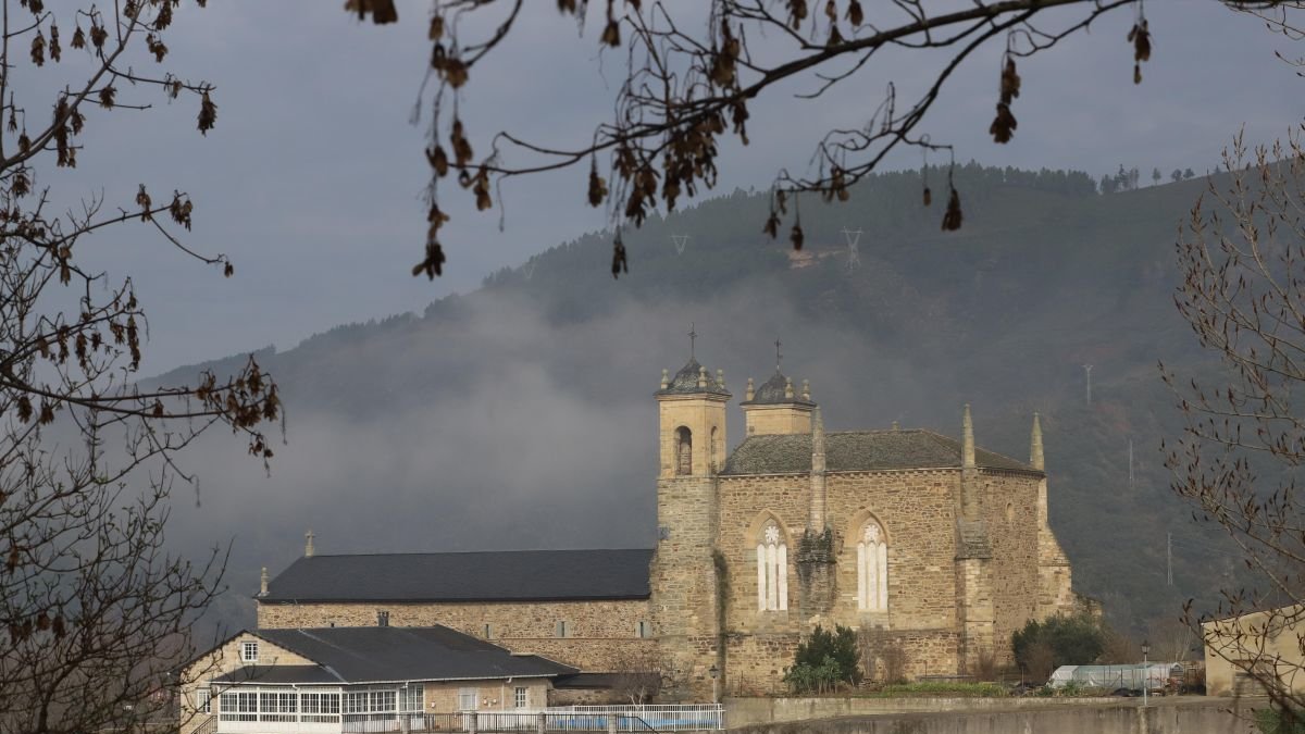 Vista de la iglesia de Santiago en Villafranca del Bierzo.