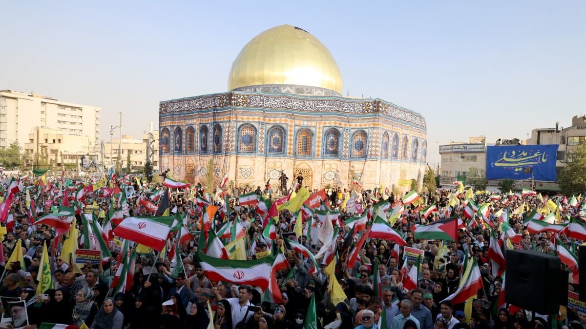 Ciudadanos iraníes asisten a una manifestación antiisraelí en Teherán.