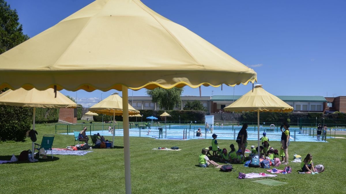 Con un cuidado césped y esta temporada, más zonas de sombra, las piscinas de Villaquilambre son una gran opción.