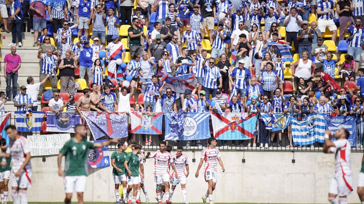 La afición de la Deportiva apoyó a su equipo al máximo en el partido de ida ante el FC Andorra.