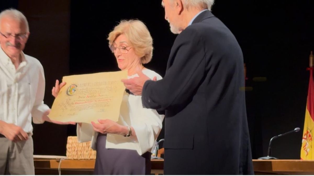 Irene Andrés-Suárez recibe el diploma, acompañada por José María Merino.