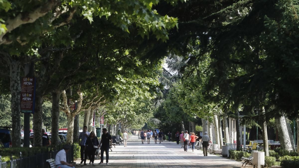 Varias personas pasean por Papalaguinda.