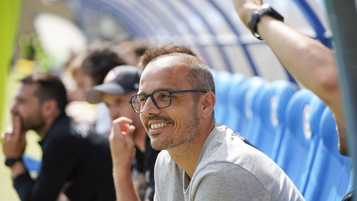 Beto Company, entrenador del FC Andorra, en el banquillo.