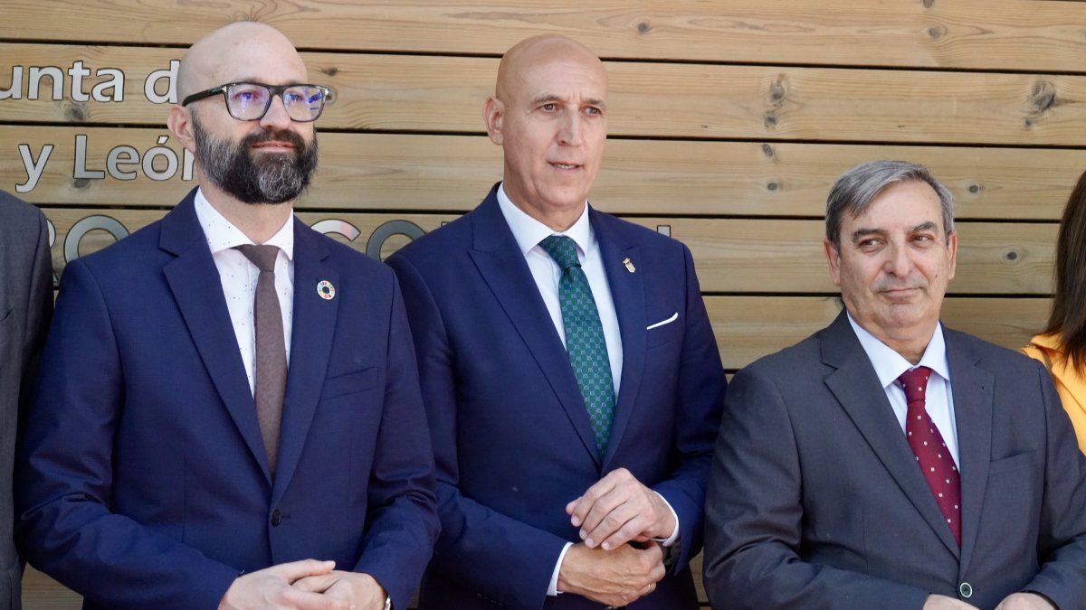 El alcalde, en el centro, junto al subdelegado del Gobierno (a la izquierda) Héctor Aláiz y el consejero de Movilidad de la Junta (a la derecha) José Luis Sanz.