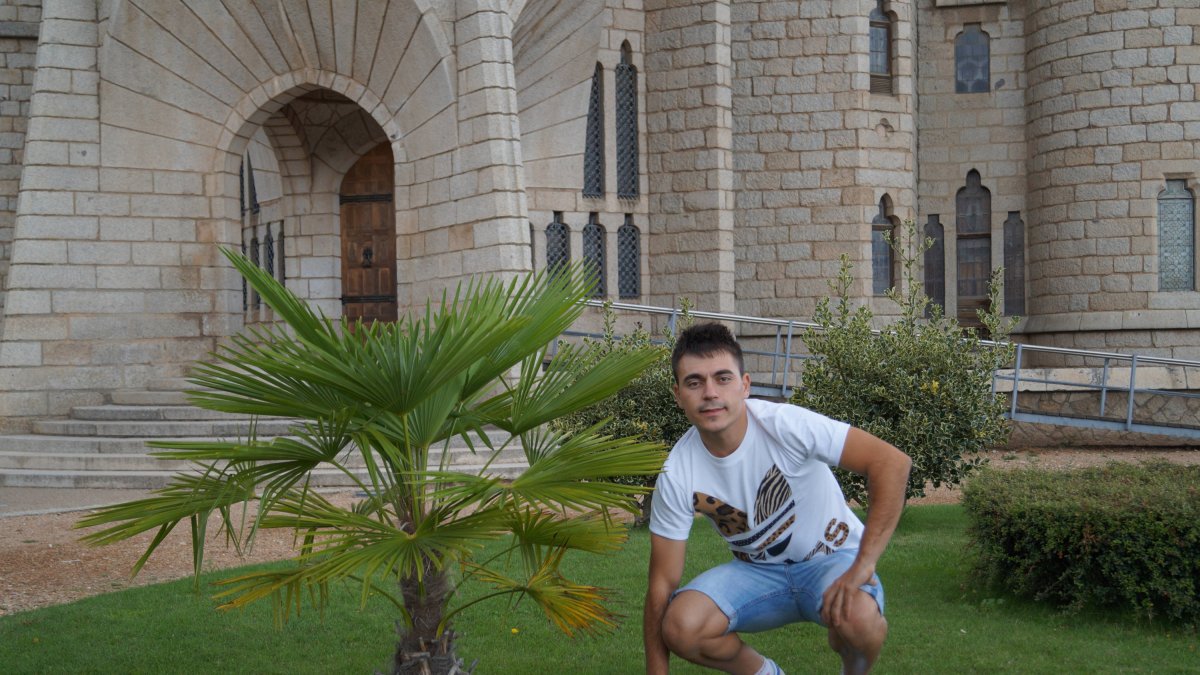Diego Peláez posa en el Palacio Episcopal de Gaudí de Astorga.