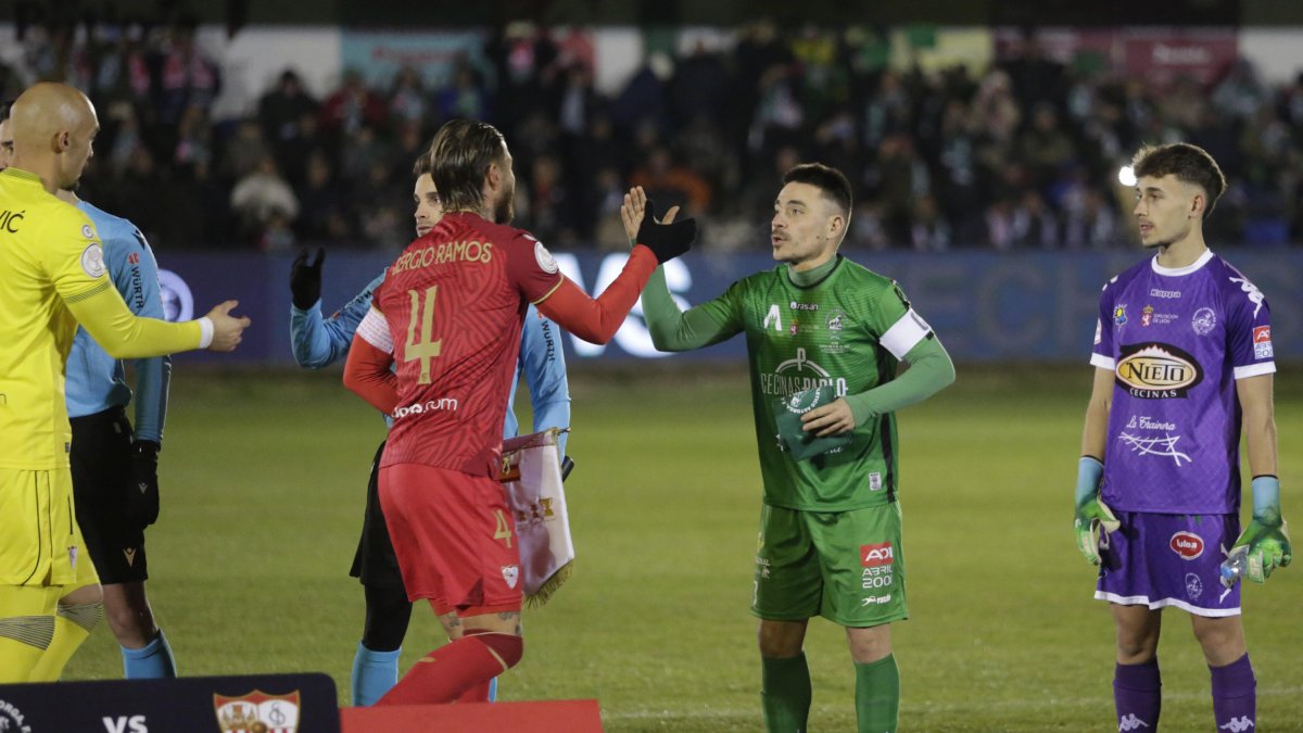 El capitán del Atlético Astorga, Diego Peláez, saluda a Sergio Ramos en el partido de Copa del Rey frente al Sevilla.