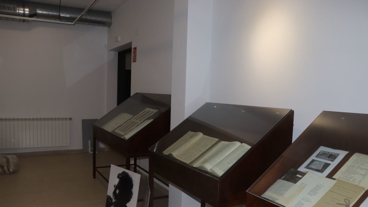 Una de las salas de exposición con libros antiguos y pergaminos.