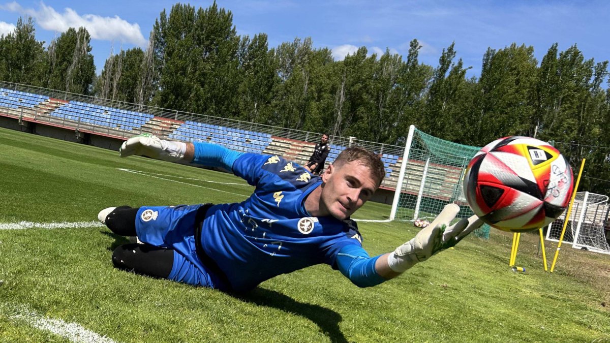 Miguel Bañuz continúa como estaba previsto en su contrato de renovación automática.