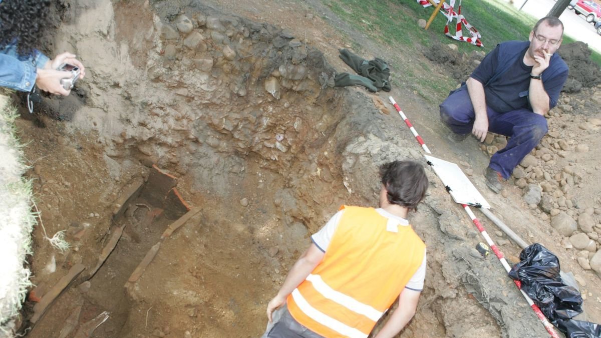 Hallazgo de un enterramiento romano del siglo IV en el campus de Vegazana.