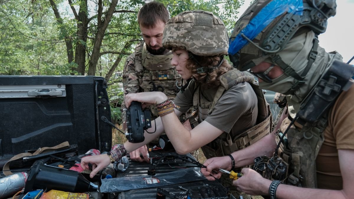 El Ejército ucraniano prepara sus drones.