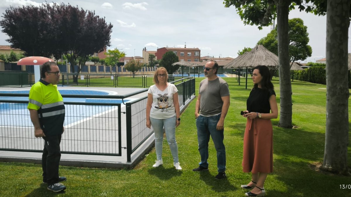 La alcaldesa, en las piscinas de la localidad.