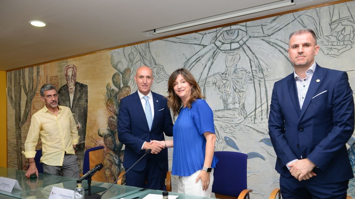 Firma del convenio para poner en marcha las becas.
