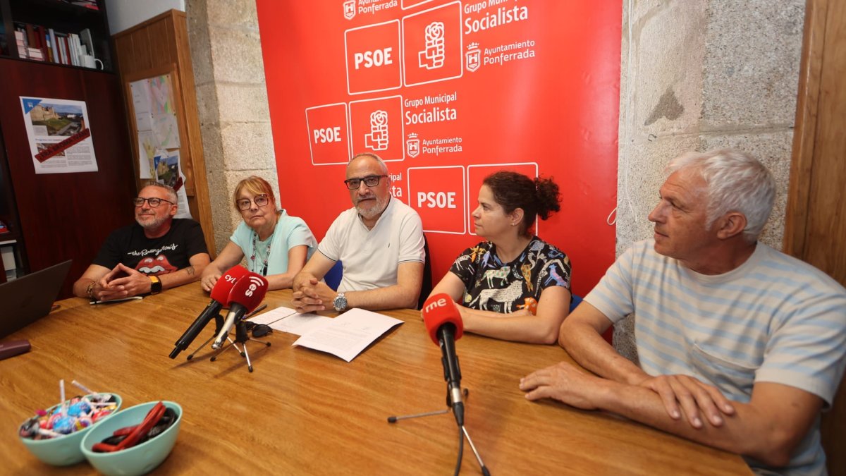 Olegario Ramón, este miércoles junto a otros miembros del grupo municipal socialista.