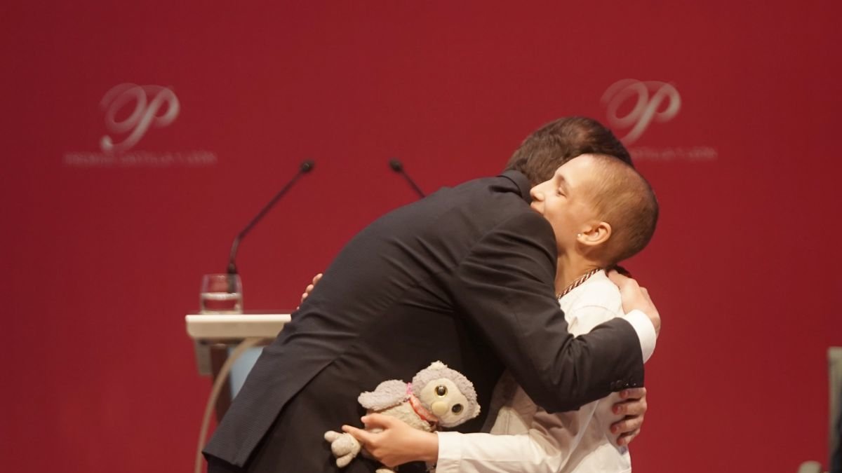 Mañueco abraza a María Caamaño, Premio Valores.