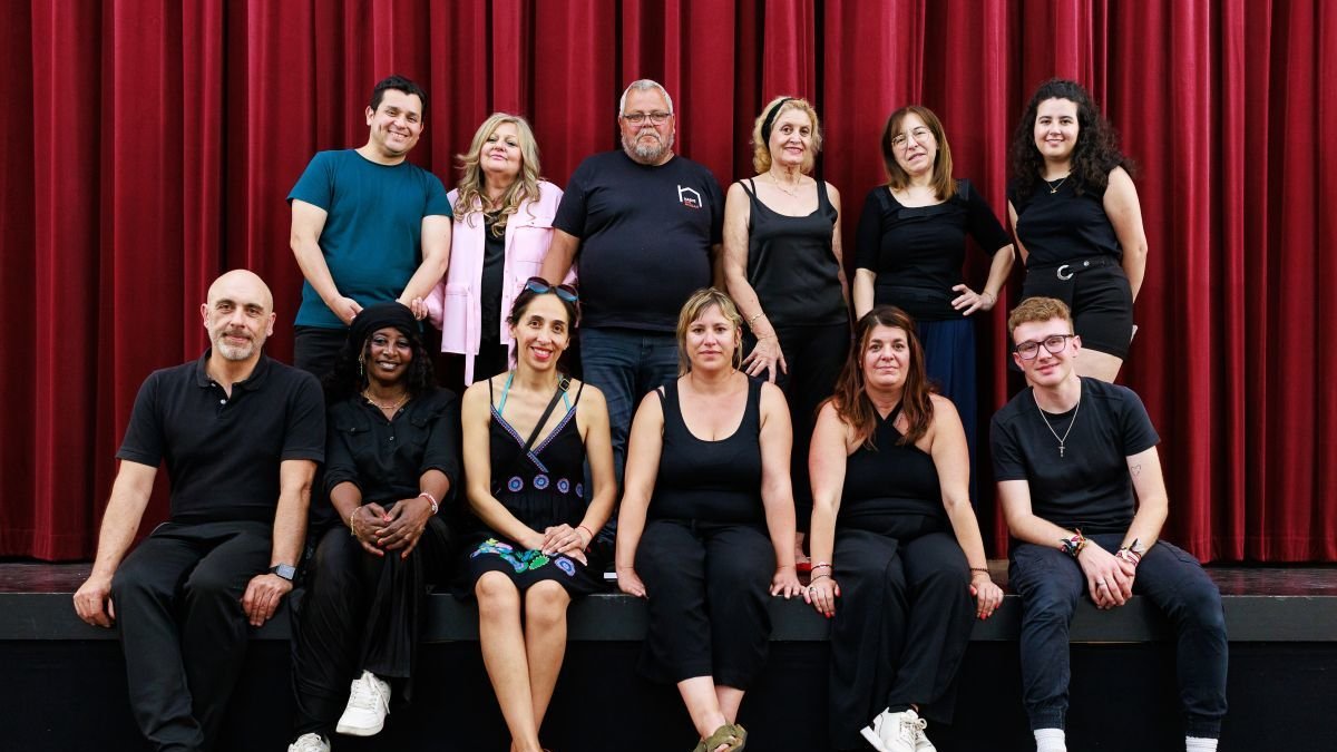 Integrantes el grupo de participación de Cáritas que pusieron en escena 'Ponte tus Derechos' en el Teatro San Francisco.