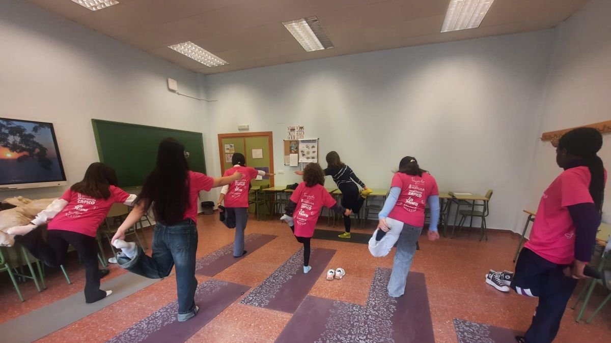 Ana Bravo, con algunas de sus alumnas en la clase de yoga.