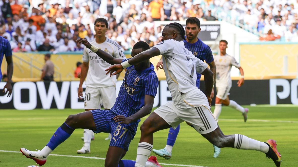 Vinicius trata de irse de su par en un lance del partido.