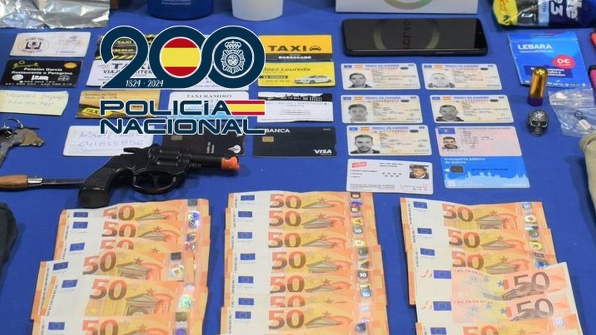 Dinero, carnés y pistola simulada incautada.