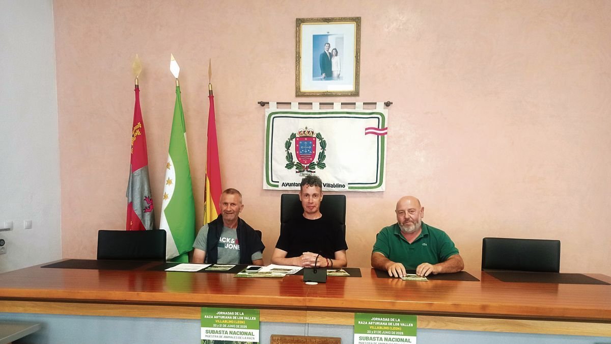 El alcalde de Villablino y miembros de Aseava en la presentación.