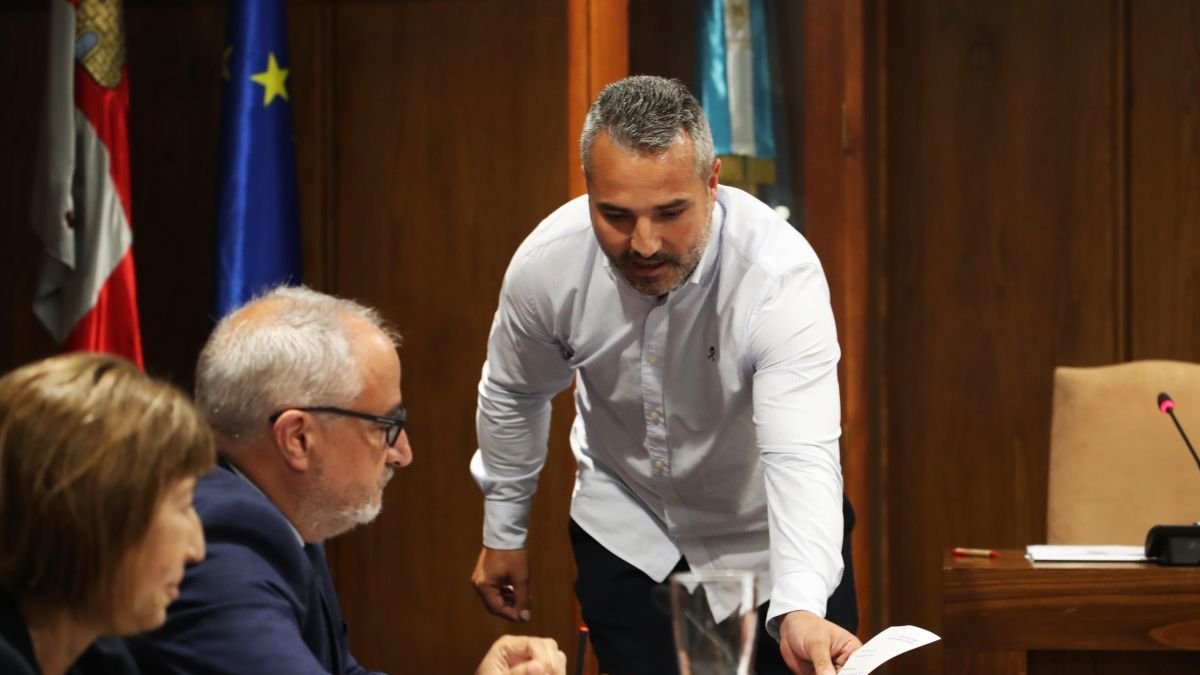 Pacios le entrega la carta a Ramón para que el socialista firmara su dimisión.