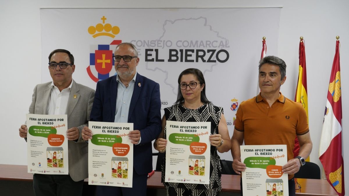 Ramón (segundo izda) con los tres alcaldes.