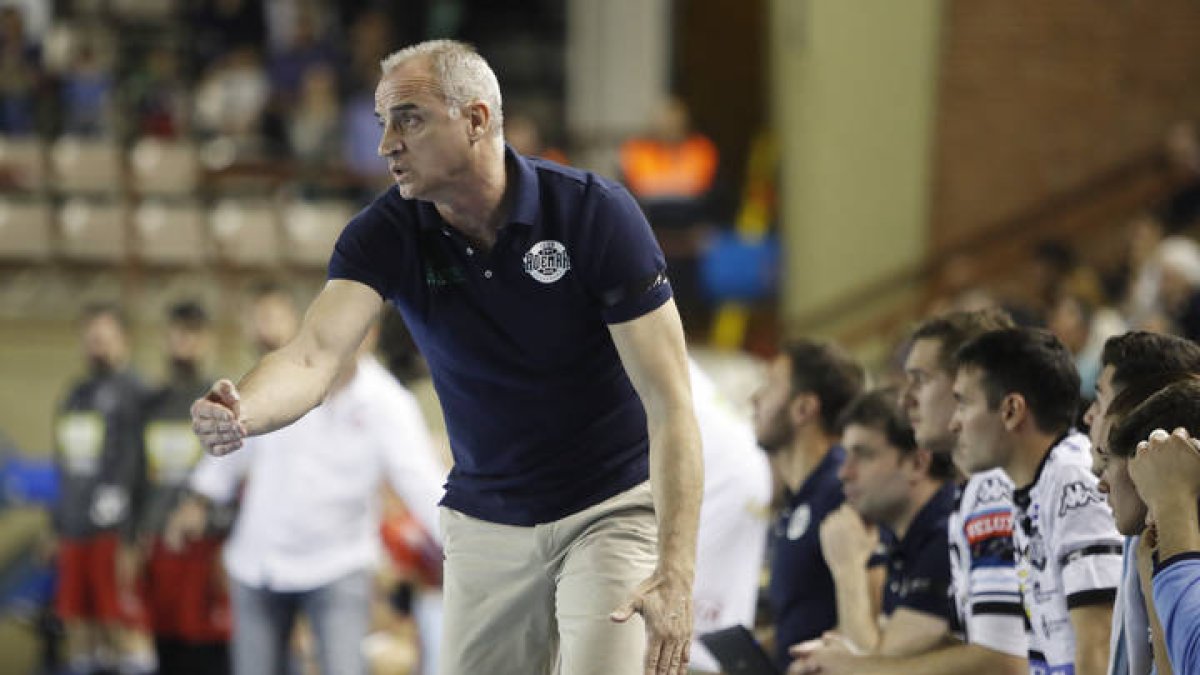 Rafa Guijosa, exentrenador del Ademar, sale de Irán y regresará este viernes a España