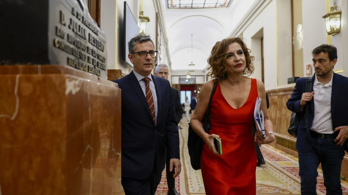 La vicepresidenta primera y ministra de Hacienda, María José Montero, llega al Congreso.