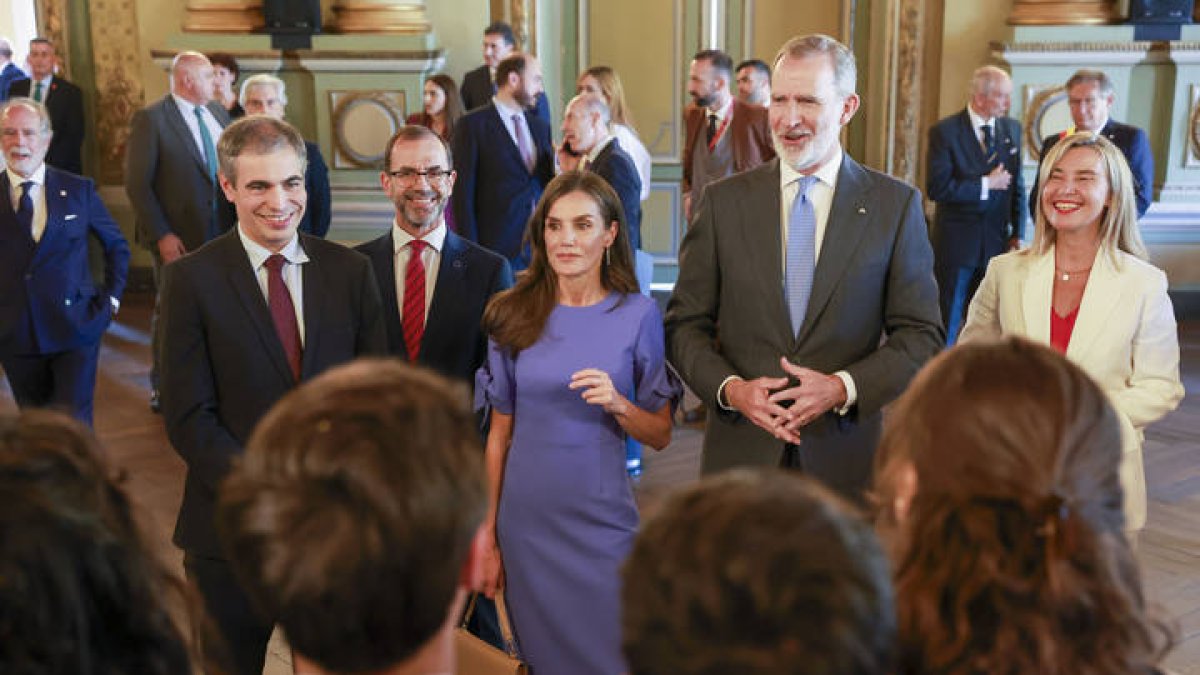  Los reyes Felipe y Letizia asisten a la ceremonia de clausura del 75º curso académico del Colegio de Europa en el que se graduaron