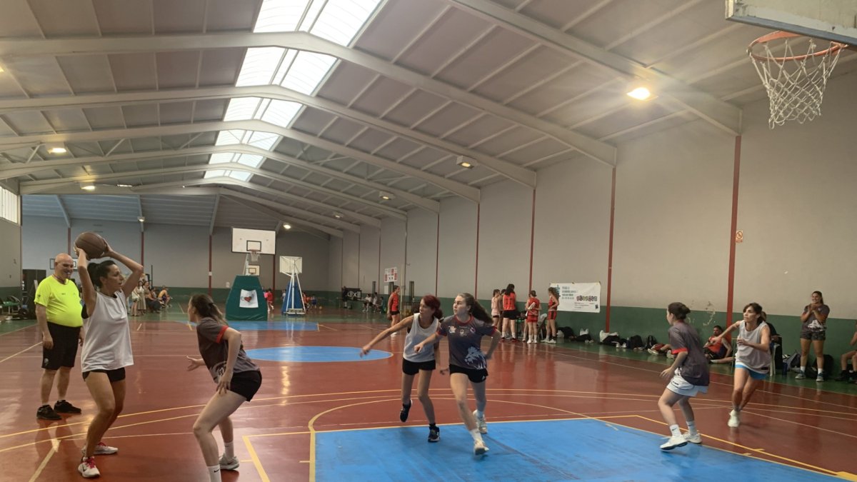 Momento del partido entre las finalistas del senior femenino