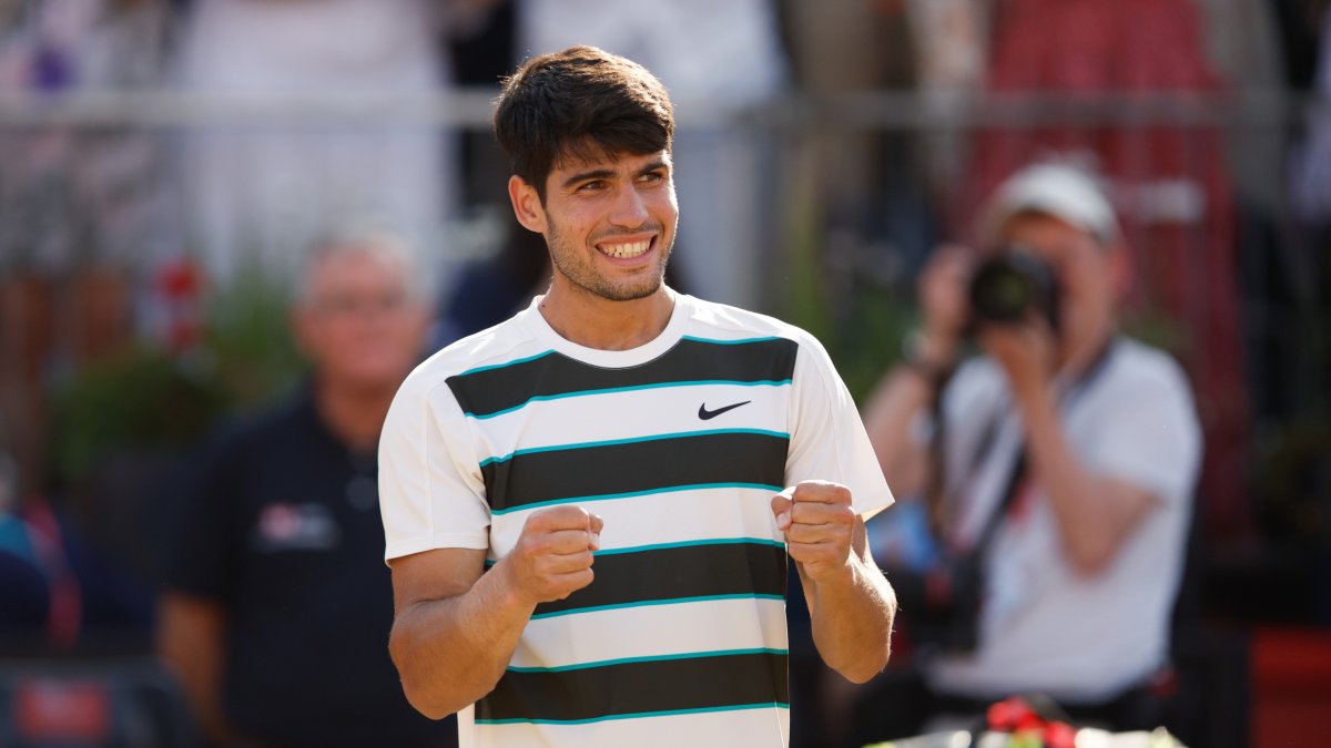Carlos Alcaraz de España celebra su victoria contra Roberto Bautista Agut de España después de su partido de semifinales en el torneo de tenis Queen's Club Championships en Londres, Gran Bretaña, el 21 de junio de 2025. EFE/EPA/DAVID CLIFF