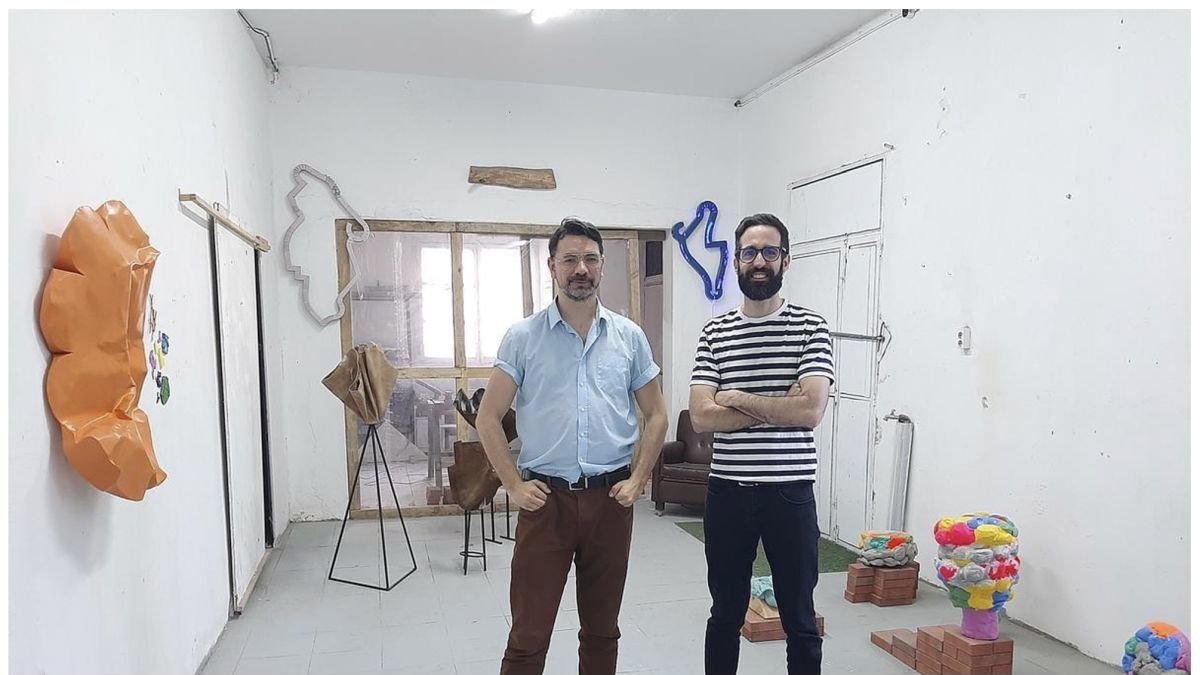 Jonathan Notario y Efraim Ortega, al frente de La Casa Magnética, uno de los espacios referentes del colectivo leonés El Barrio de los Artistas de León Oeste.