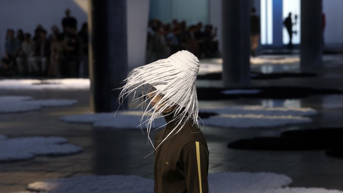 Una de las creaciones de Prada presentada ayer en Milán. Varios modelos desfilan en la pasarela.