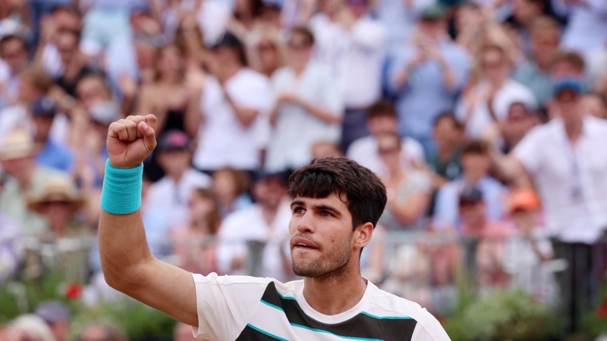 El español Carlos Alcaraz en la final de Queen's ante el checo Jiri Lehecka. EFE/EPA/ANDY RAIN.