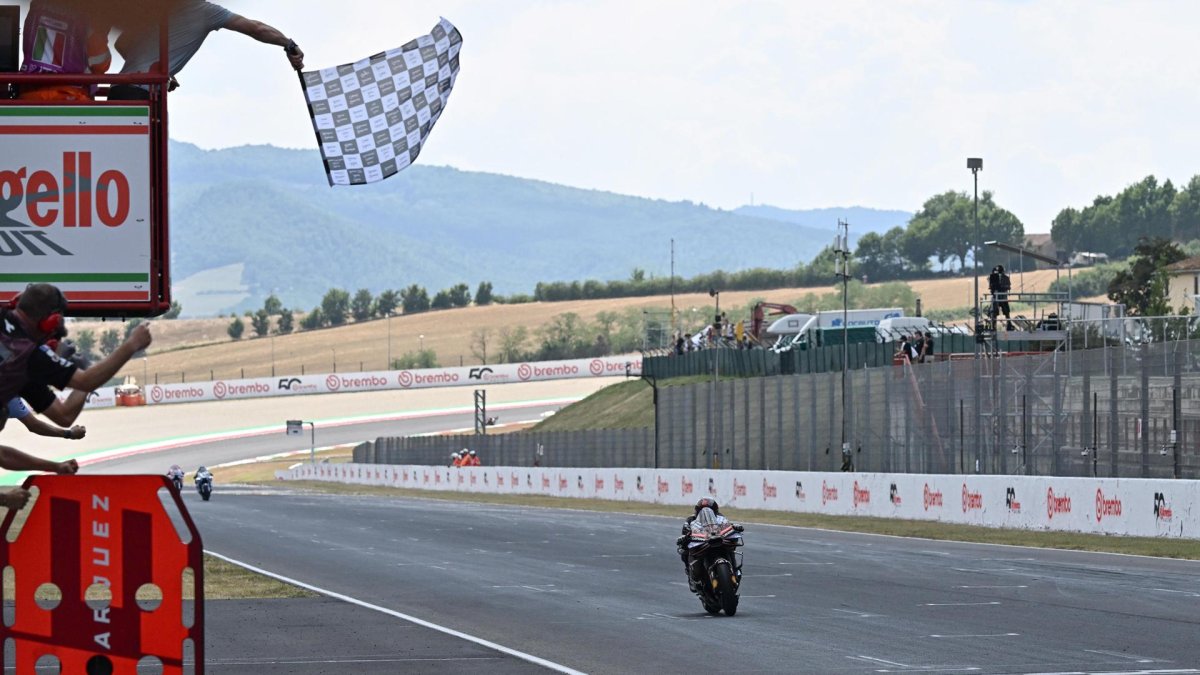 El piloto español de MotoGP Marc Márquez, del Ducati Lenovo Team, cruza la meta en primer lugar en el Circuito de Mugello en Scarperia, centro de Italia. EFE/EPA/CLAUDIO GIOVANNINI.