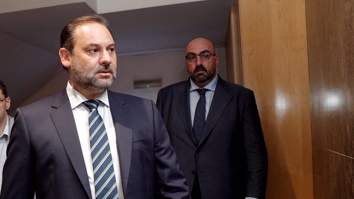 MADRID, 21/02/2024.- Fotografía de archivo, tomada el 05/08/2019, de Koldo García (d) junto al entonces ministro de Fomento, José Luis Ábalos (i). Koldo García es uno de los cinco detenidos en una operación por el presunto cobro de comisiones por la compra de mascarillas que comparecerán a partir de las 9:00 del jueves ante magistrado Ismael Moreno, instructor de la causa. EFE/Archivo/Manuel Bruque