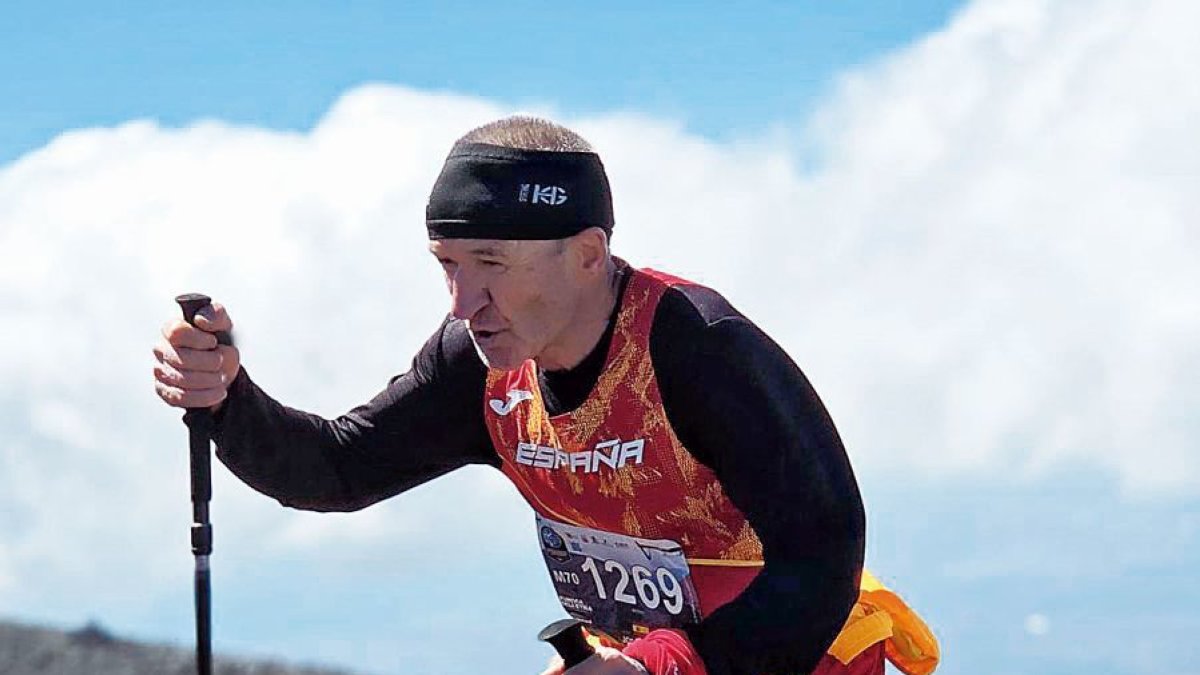 El leonés José Antonio Serrano en las laderas del Etna.