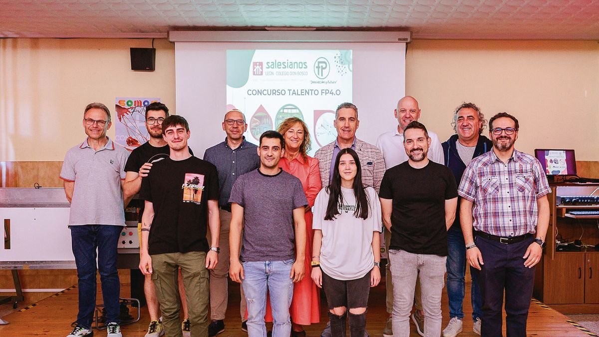 Los concursantes con el jurado y profesorado del Colegio Don Bosco.
