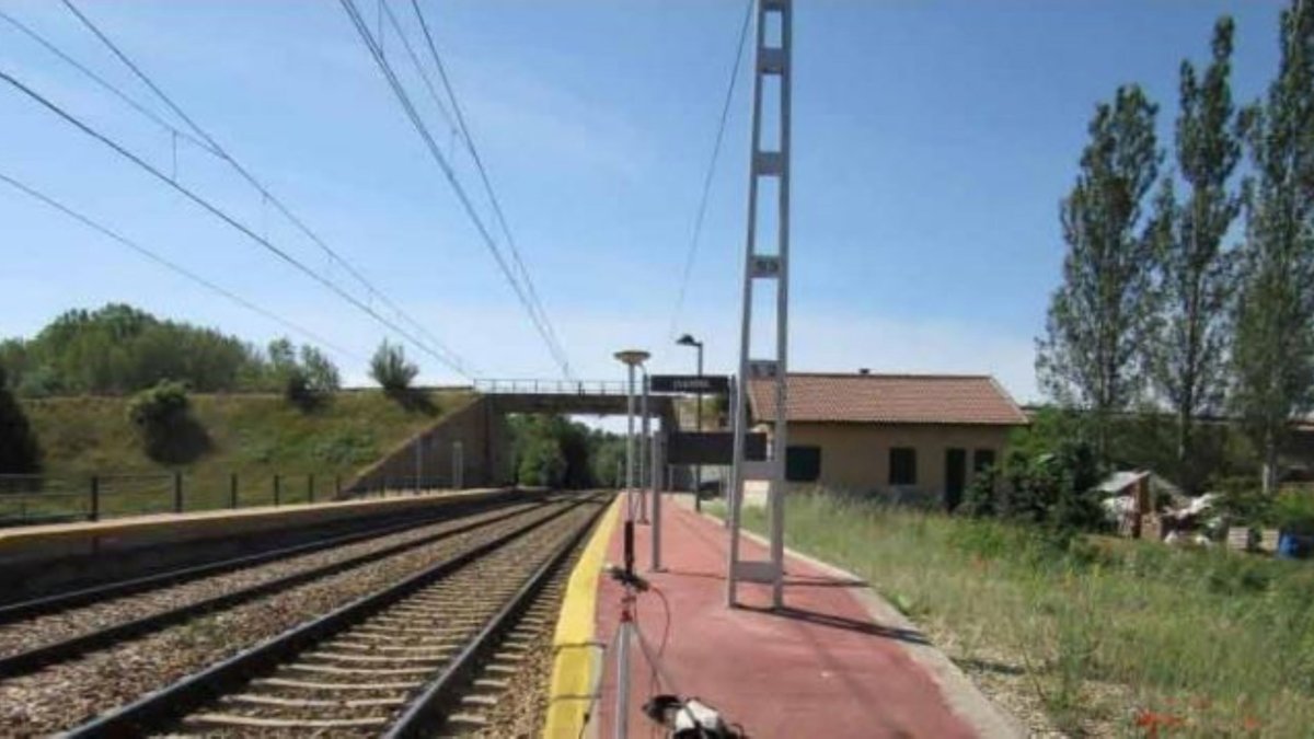 Tramo de la línea de ferrocarril convencional León-La Robla a la altura de Cuadros (León).