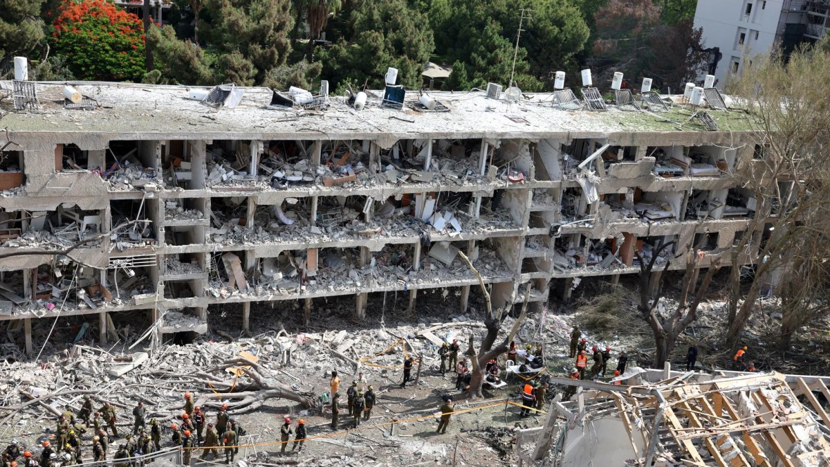 Daños causados por un ataque con misiles iraníes en Ness Ziona, en el sur de Tel Aviv, Israel, el 22 de junio de 2025. EFE/EPA/ATEF SAFADI