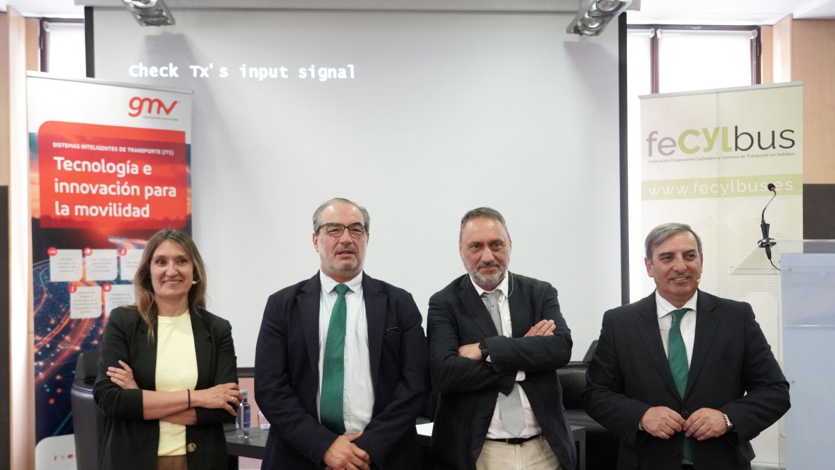 Los consejeros de Movilidad y Transformación Digital, José Luis Sanz Merino, y de Educación, Rocío Lucas, clausuran la asamblea de la Federación Empresarial Castellano y Leonesa de Transporte en Autobús (Fecylbus).
