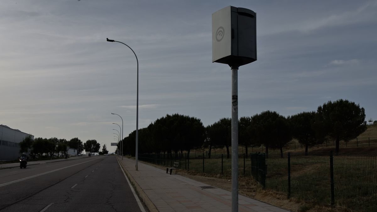 Radar en la carretera de Carbajal, fuente de polémica y envuelto en sospechas políticas.