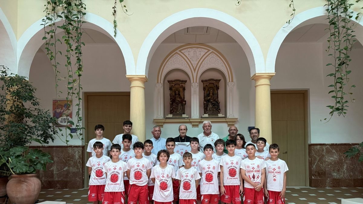 El obispo de Córdoba, Jesús Fernández, apoyó al Colegio Leonés en el Campeonato de España.